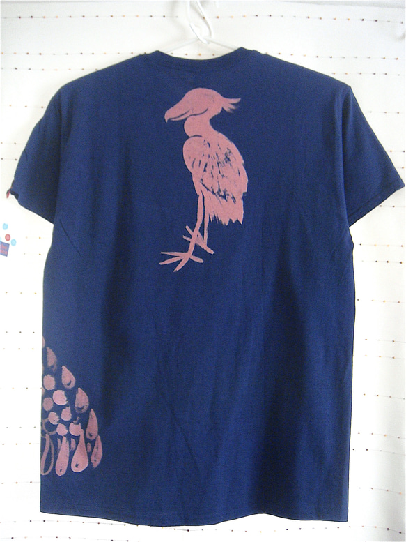 両面絵柄・でかい動かない鳥・ハシビロコウ・背面立ち姿・メンズM〜L対応サイズ（レディスL対応サイズ）濃紺・手描きTシャツ 6枚目の画像