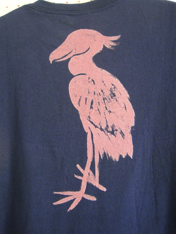 両面絵柄・でかい動かない鳥・ハシビロコウ・背面立ち姿・メンズM〜L対応サイズ（レディスL対応サイズ）濃紺・手描きTシャツ 7枚目の画像