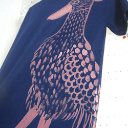 両面絵柄・でかい動かない鳥・ハシビロコウ・背面立ち姿・メンズM〜L対応サイズ（レディスL対応サイズ）濃紺・手描きTシャツ 5枚目の画像