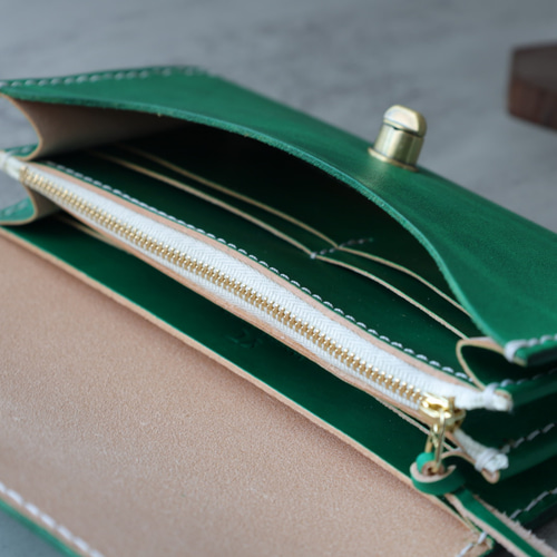 美品　SAINT LAURENT グリーンレザー製長財布　レディース　収納力抜群 美品 SAINT LAURENT グリーンレザー製長財布 レディース 収納力抜群