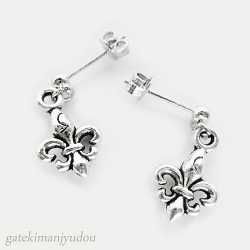 小さなユリの紋章のピアス【イヤリング等変更可】 ピアス（スタッド