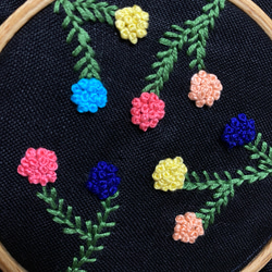 いろいろお花の刺繍のポーチ(くろ) 4枚目の画像