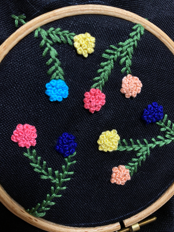 いろいろお花の刺繍のポーチ(くろ) 4枚目の画像