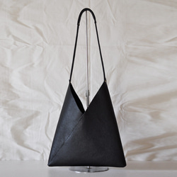 ▽KURO/シルエットが美しい大人の牛革あずま袋 A4収納可能 裏地