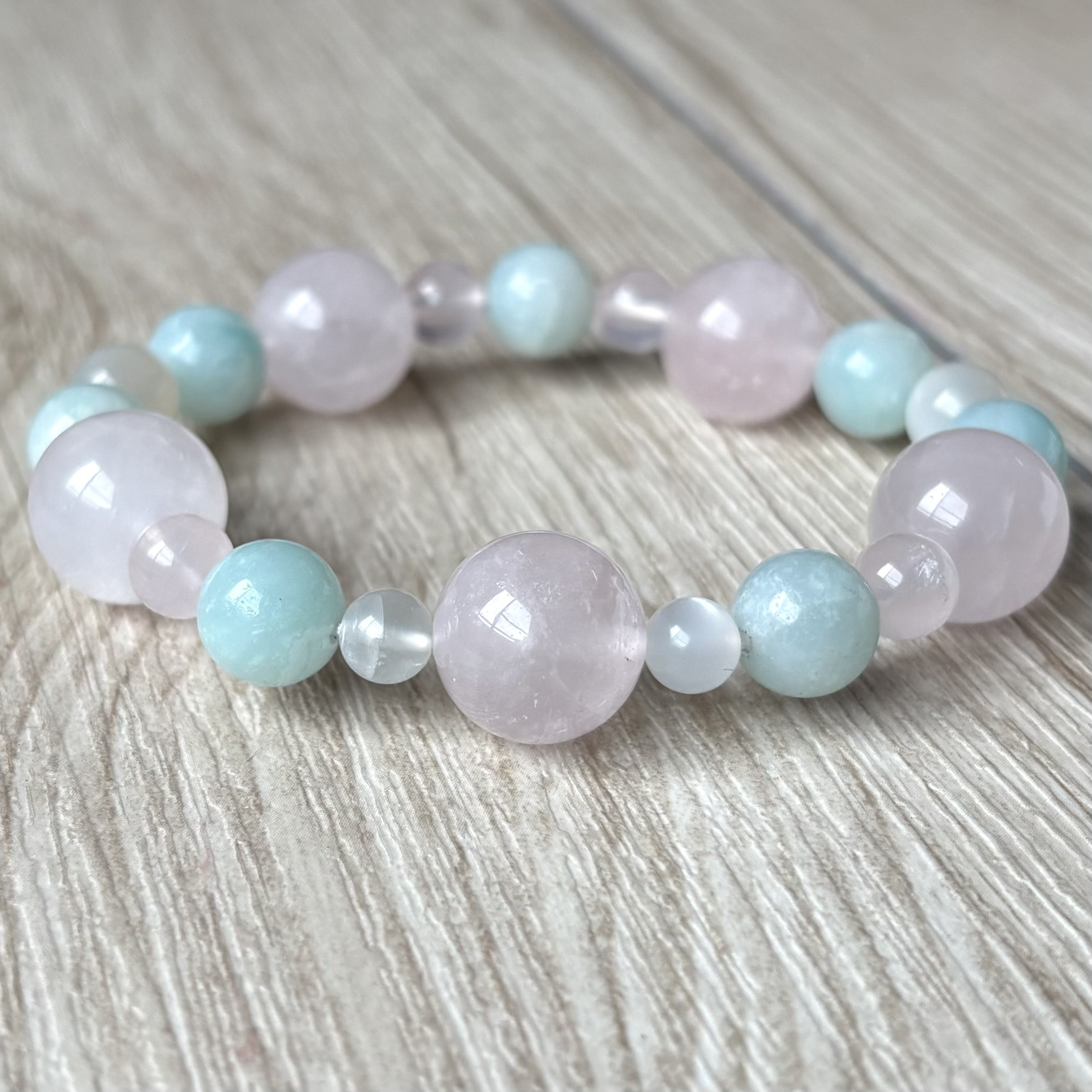 お日様が心に差し込み優しさであふれる/ローズクォーツ・アマゾナイト・ムーンストーン/天然石ブレスレット