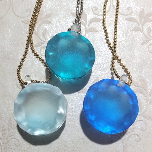 外したときにも眺めてほしい 海色水面のネックレス minamo M