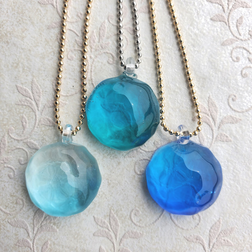 外したときにも眺めてほしい 海色水面のネックレス minamo M