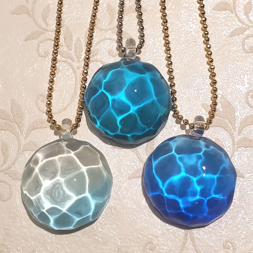 外したときにも眺めてほしい 海色水面のネックレス minamo M