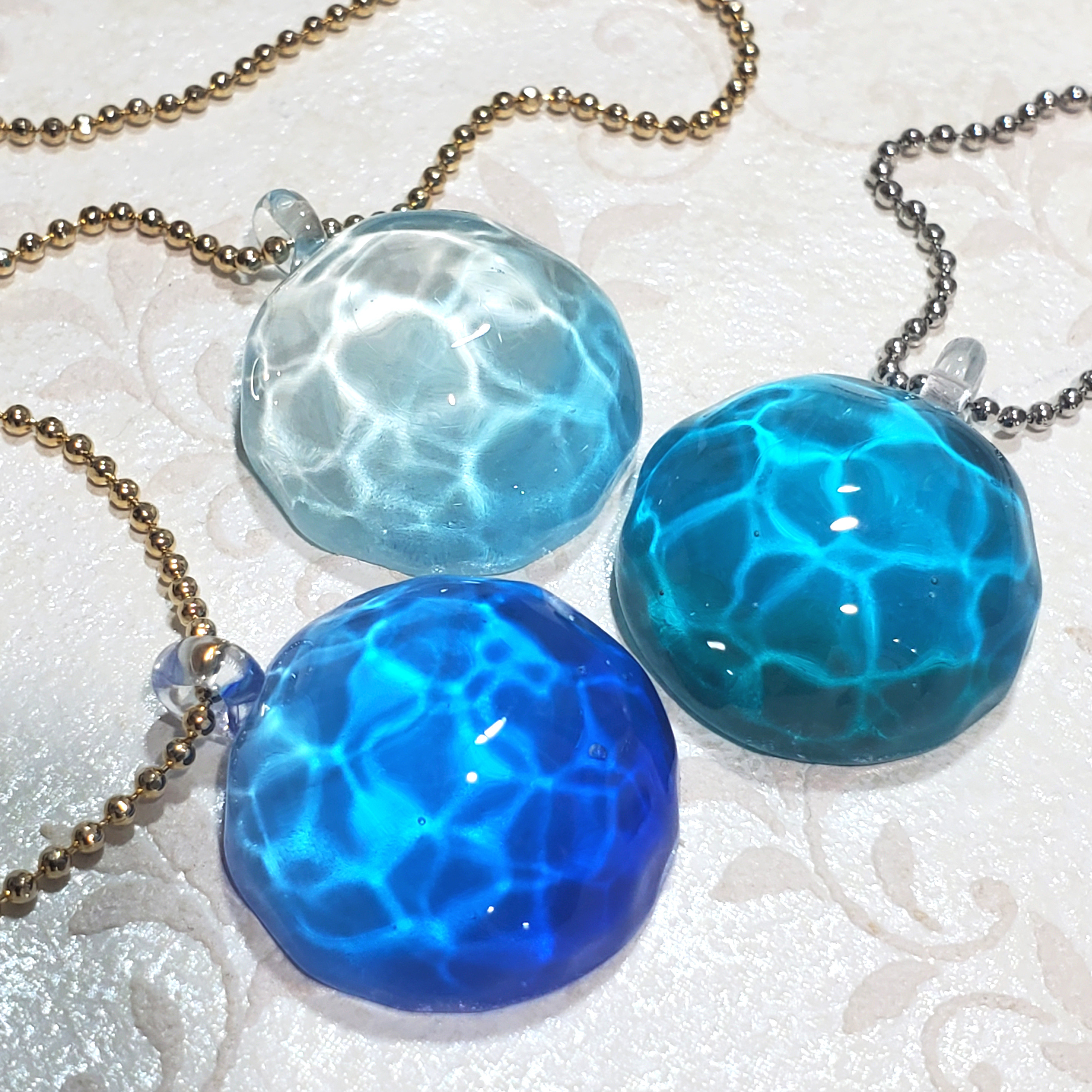 外したときにも眺めてほしい 海色水面のネックレス　minamo M