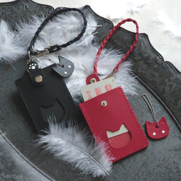 《特集掲載》【名入れ】【革にゃんこ】猫パスケース＆チャーム＆リールキーホルダー付き【4色カラー選択】※袋ラッピング無料 11枚目の画像