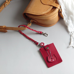 《特集掲載》【名入れ】【革にゃんこ】猫パスケース＆チャーム＆リールキーホルダー付き【4色カラー選択】※袋ラッピング無料 4枚目の画像