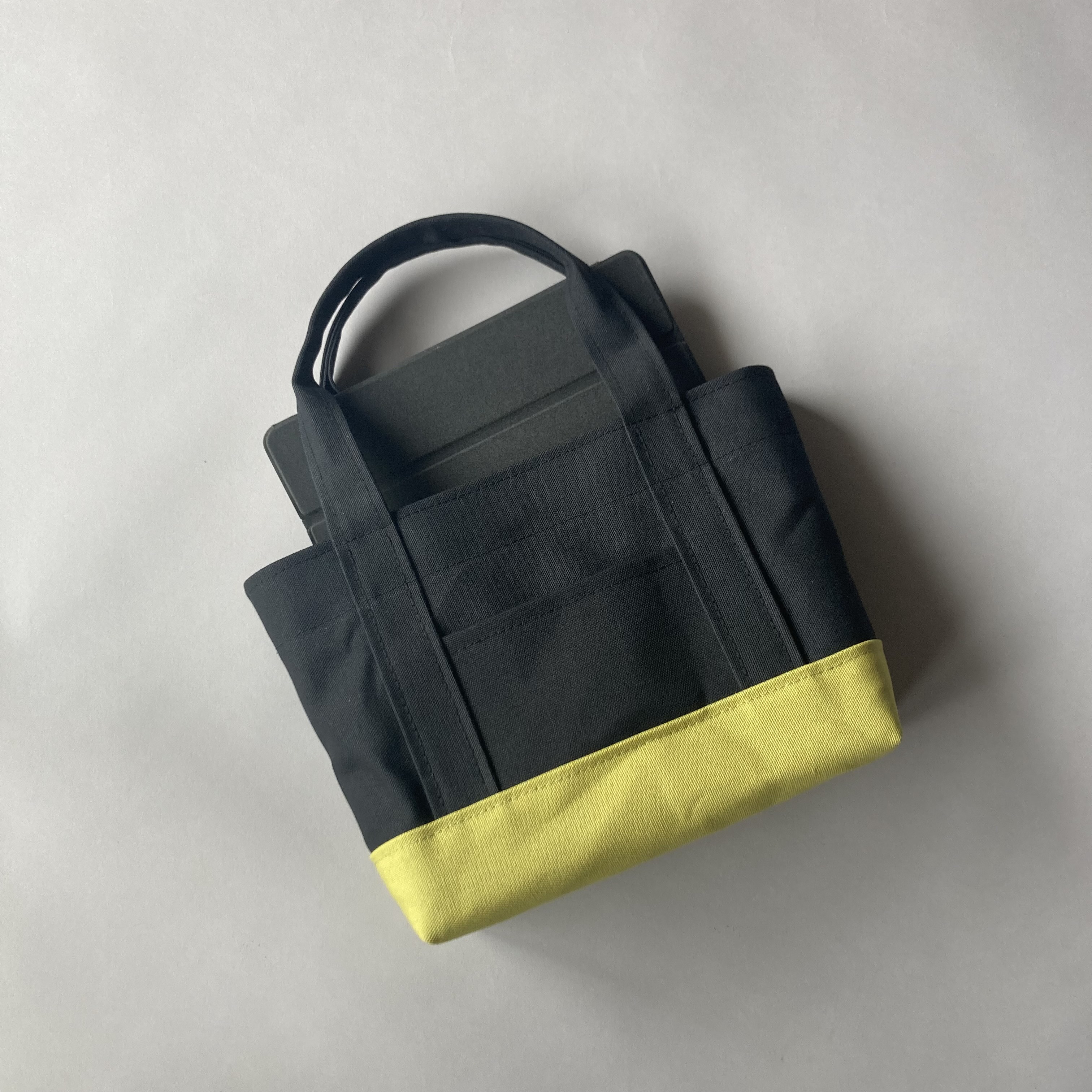 (M)ちょうどいいサイズのトートバッグ 「 the bottom」( ブラック × リーフグリーン)