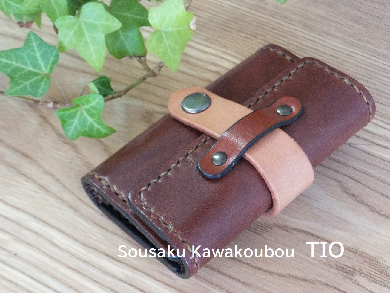 【送料無料】★焦げ茶ヌメ牛革の総手縫いＴＩＯオリジナル６連キーケース　TIO-K005