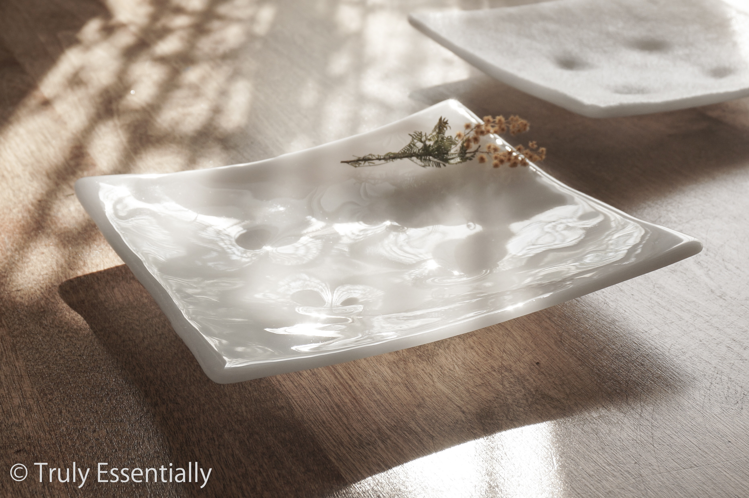 白色ガラスの大皿 -「 KAZEの肌 」● 24cm・光沢