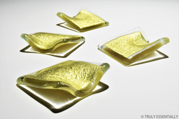 【4点セット】 ● ガラスの箸置き -「金色のガラス 」・5cm・金色 1枚目の画像