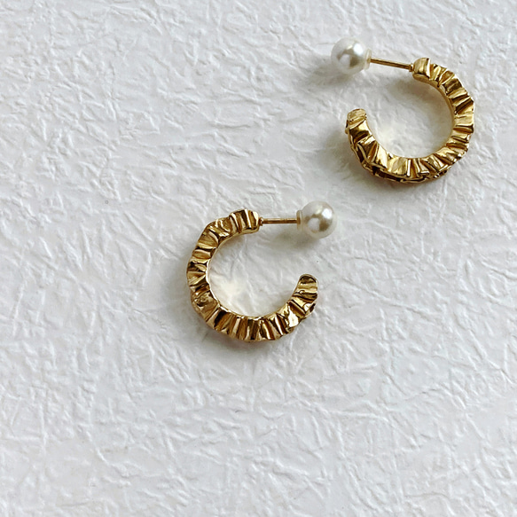 フリルとパールキャッチのフープピアス【frill hoop pierce(gd)】 1枚目の画像