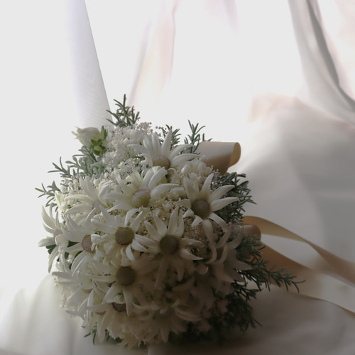 受注制作品】かすみ草とフランネルフラワーのナチュラルブーケ ブーケ