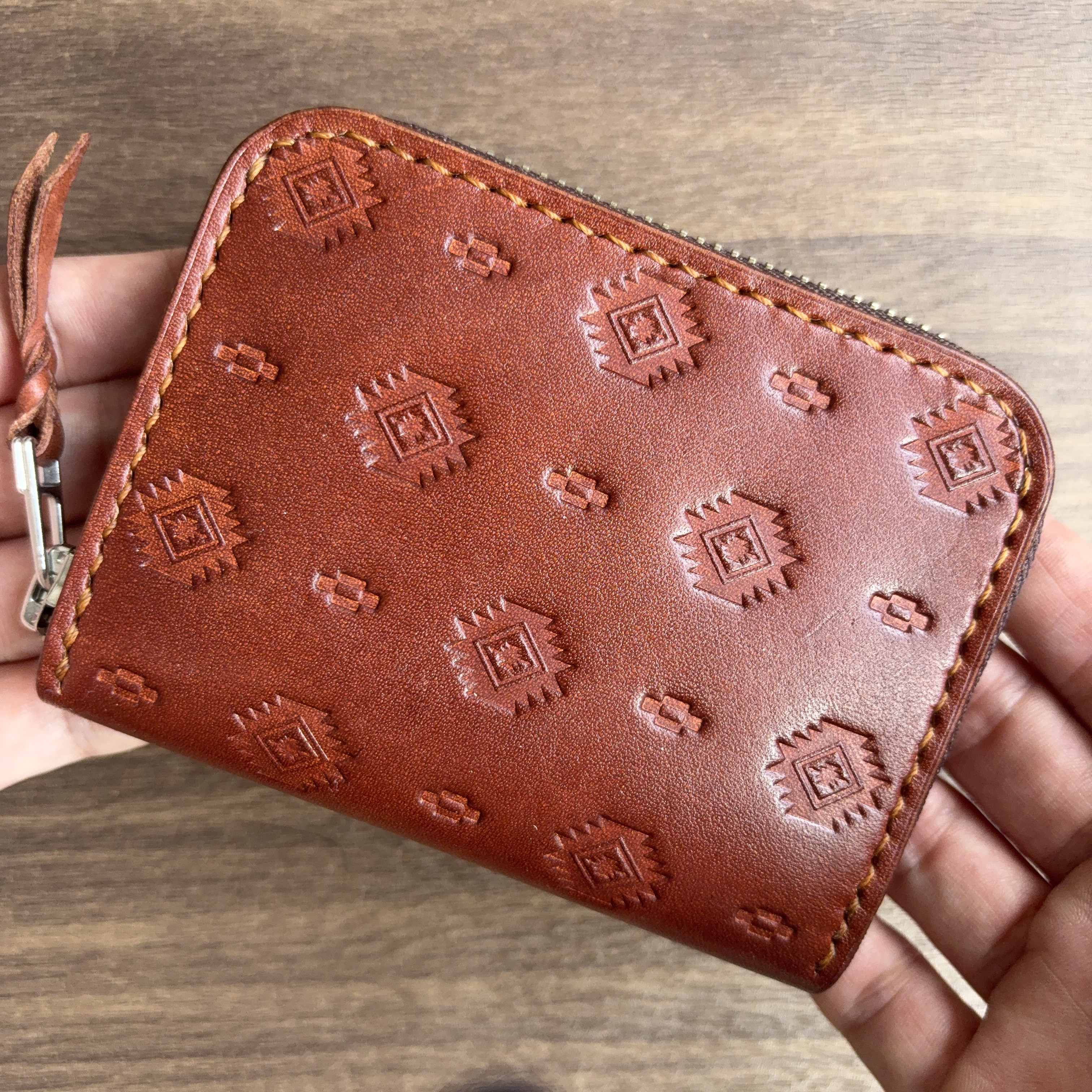 《オルテガ柄型押し》ラウンドハーフウォレット