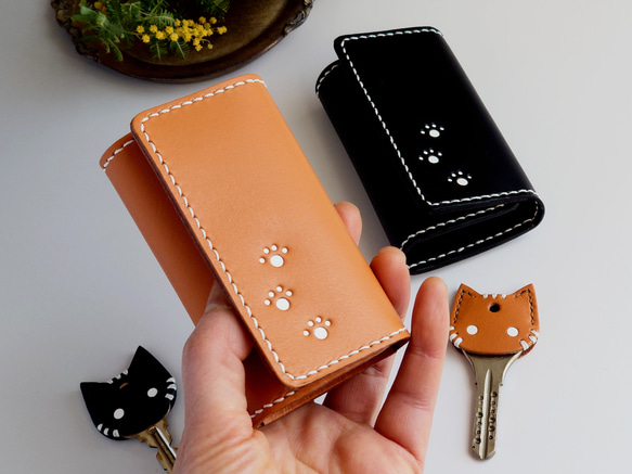 《特集掲載》【名入れ】結婚祝・記念日に！肉球模様の6連ペアキーケース＆猫キーカバー【キャメル＆黒革】※袋ラッピング無料 3枚目の画像