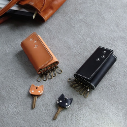 《特集掲載》【名入れ】結婚祝・記念日に！肉球模様の6連ペアキーケース＆猫キーカバー【キャメル＆黒革】※袋ラッピング無料 6枚目の画像