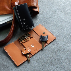 《特集掲載》【名入れ】結婚祝・記念日に！肉球模様の6連ペアキーケース＆猫キーカバー【キャメル＆黒革】※袋ラッピング無料 9枚目の画像