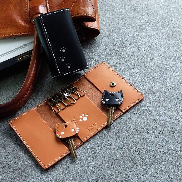 《特集掲載》【名入れ】結婚祝・記念日に！肉球模様の6連ペアキーケース＆猫キーカバー【キャメル＆黒革】※袋ラッピング無料 9枚目の画像