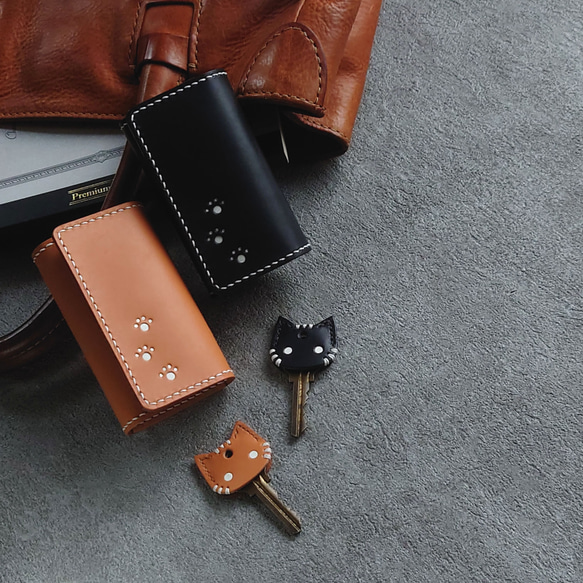《特集掲載》【名入れ】結婚祝・記念日に！肉球模様の6連ペアキーケース＆猫キーカバー【キャメル＆黒革】※袋ラッピング無料 8枚目の画像