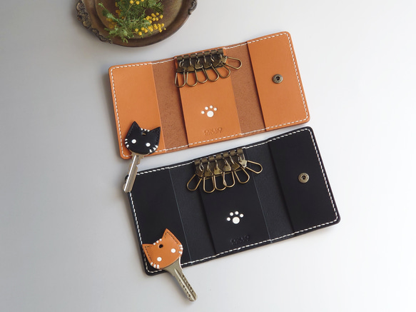 《特集掲載》【名入れ】結婚祝・記念日に！肉球模様の6連ペアキーケース＆猫キーカバー【キャメル＆黒革】※袋ラッピング無料 2枚目の画像
