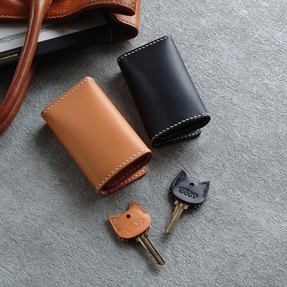 《特集掲載》【名入れ】結婚祝・記念日に！肉球模様の6連ペアキーケース＆猫キーカバー【キャメル＆黒革】※袋ラッピング無料 11枚目の画像