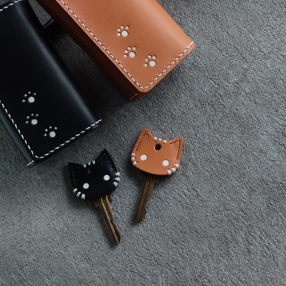 《特集掲載》【名入れ】結婚祝・記念日に！肉球模様の6連ペアキーケース＆猫キーカバー【キャメル＆黒革】※袋ラッピング無料 10枚目の画像