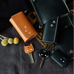 《特集掲載》【名入れ】結婚祝・記念日に！肉球模様の6連ペアキーケース＆猫キーカバー【キャメル＆黒革】※袋ラッピング無料 4枚目の画像