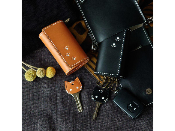 《特集掲載》【名入れ】結婚祝・記念日に！肉球模様の6連ペアキーケース＆猫キーカバー【キャメル＆黒革】※袋ラッピング無料 4枚目の画像