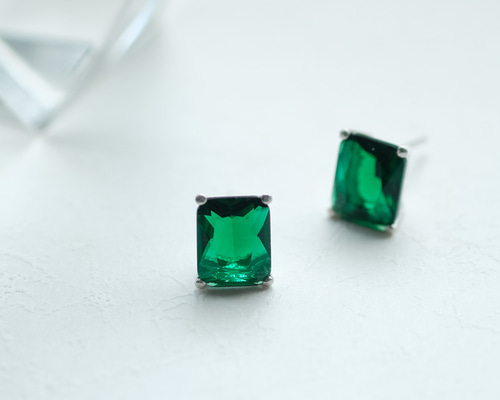 じばにゃん☺︎ 1点作品☆ 大粒エメラルドピアス イヤリングに変更可能