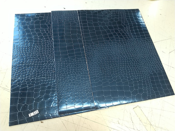 Y513 牛革 ワニ型押し+箔加工 A4サイズ 3枚 ネイビー系 1.0mm