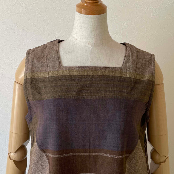 手織り綿で仕立てたクロス切り替えフレアワンピース コットン100% ブラウン系 6枚目の画像