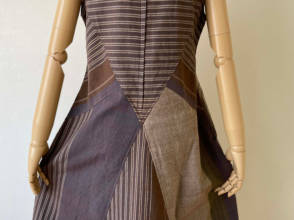 手織り綿で仕立てたクロス切り替えフレアワンピース コットン100% ブラウン系 9枚目の画像