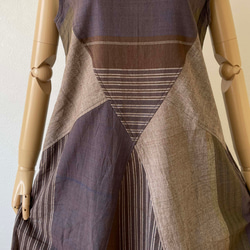 手織り綿で仕立てたクロス切り替えフレアワンピース コットン100% ブラウン系 8枚目の画像