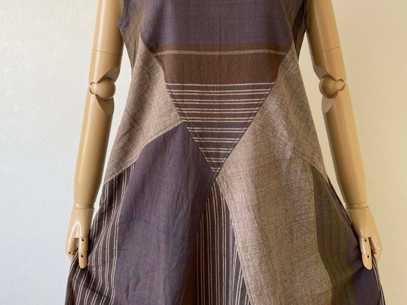手織り綿で仕立てたクロス切り替えフレアワンピース コットン100% ブラウン系 8枚目の画像