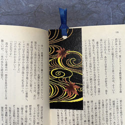 「送料無料」栞付き・和紙ブックカバー(文庫本サイズ)黒地に赤流水紅葉 5枚目の画像