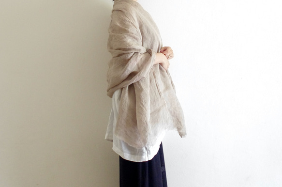 胡桃色薄亞麻披肩 第4張的照片