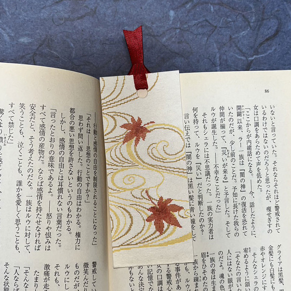 「送料無料」栞付き・和紙ブックカバー(新書サイズ)白地に流水赤紅葉 5枚目の画像