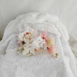 白い小さな小花とピンクのヘッドドレス　プリザーブドフラワー 　ドライフラワー　ヘアアクセサリー　ヘッドパーツ　 薔薇 6枚目の画像