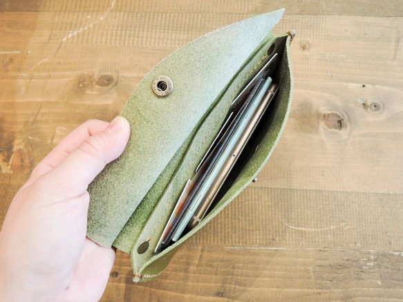 [ORZO] 神戶櫪木皮革鞣製皮革多功能袋現金簿/存摺夾筆袋芥末黃 第5張的照片