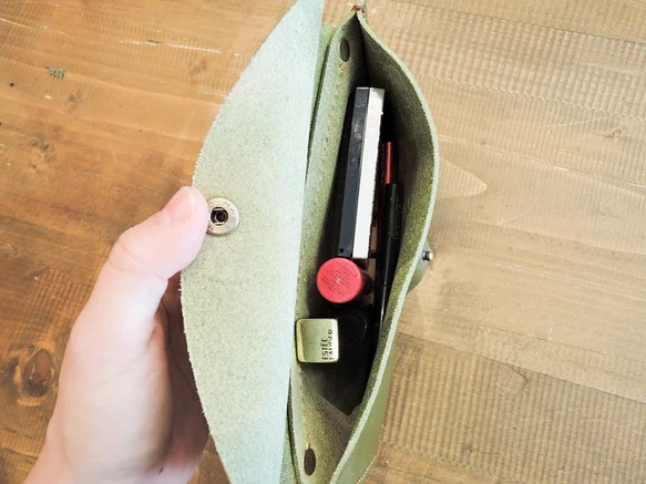 [ORZO] 神戶櫪木皮革鞣製皮革多功能袋現金簿/存摺夾筆袋芥末黃 第7張的照片