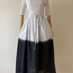 モノトーンに手染めしたリネンマキシ丈のギャザースカート フリーサイズ 4枚目の画像