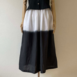 モノトーンに手染めしたリネンマキシ丈のギャザースカート フリーサイズ 1枚目の画像