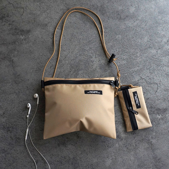 【母の日予約販売】撥水ナイロン サコッシュ＆ポーチ（Beige） 1枚目の画像