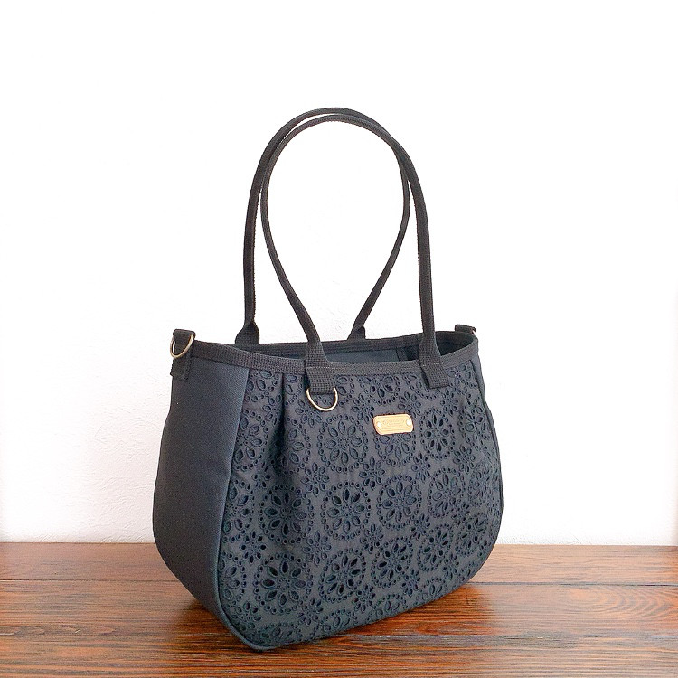♥️中♥️ころりんバッグ　ショルダー　コットンレース　黒　2WAY 　斜め掛け　トートバッグ　ファスナー開閉　帆布　刺繍