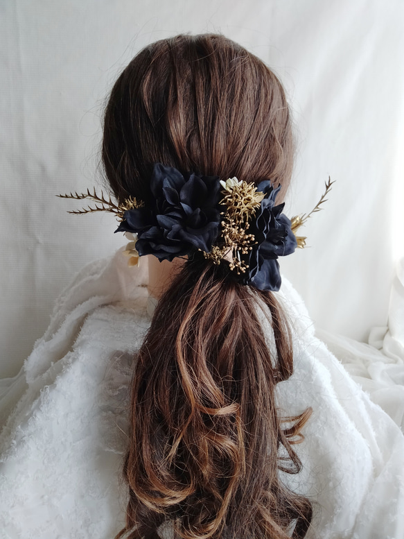 ブラックダリアのウェディングヘッドパーツ　フォトウェディング　黒　ヘッドドレス　フォトウエディング　髪飾り　結婚式　 1枚目の画像