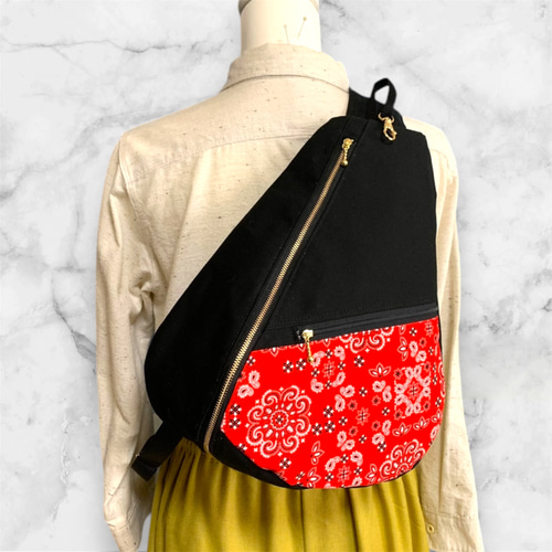 美品　ジバンシー　ワンショルダー　肩掛け　ナイロン　総柄　レディース　4G 背面ファスナーポケット付き しずく型 ワンショルダーバッグ